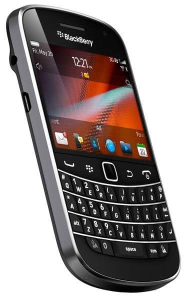 Front view of BlackBerry Bold 9900: physical QWERTY keyboard, color screen with time/date, rounded edges, metallic frame.